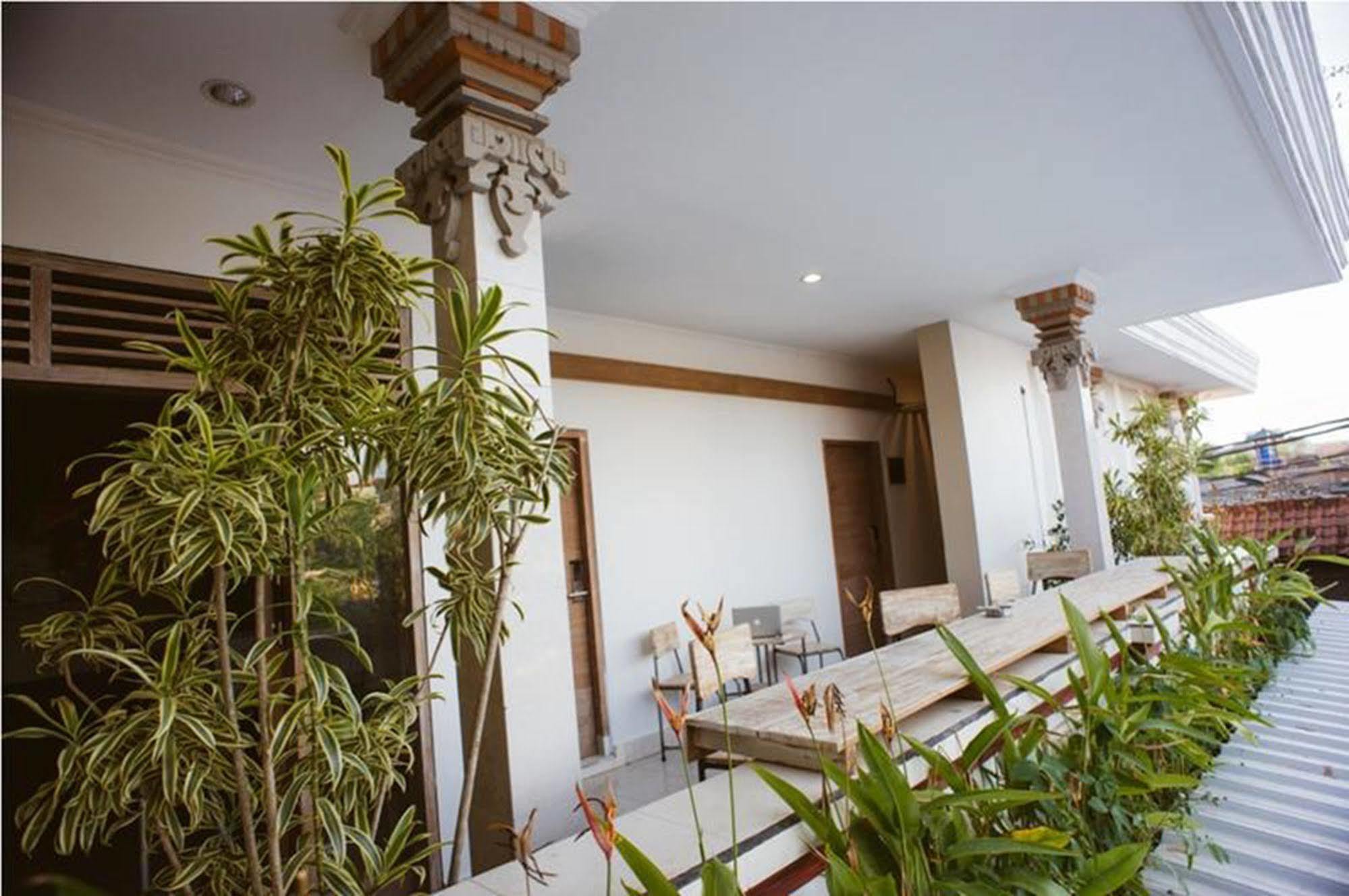 Bedplus Backpacker Kuta Legian Exterior foto